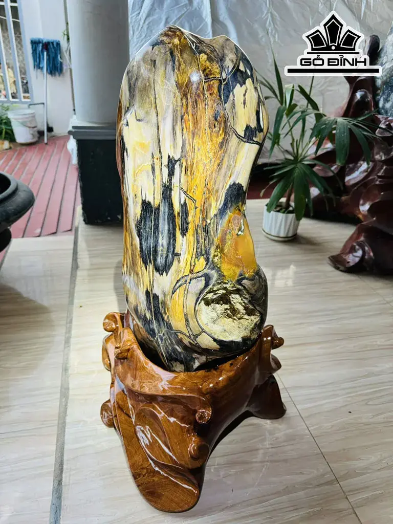 Tác Phẩm Gỗ Hóa Ngọc Đỏ Cao 76 Ngang 33 (cm) 68kg