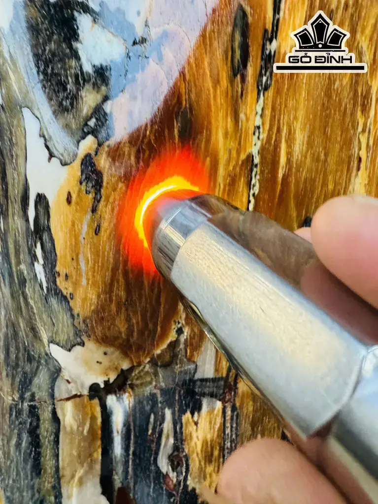 Tác Phẩm Gỗ Hóa Ngọc Đỏ Cao 76 Ngang 33 (cm) 68kg