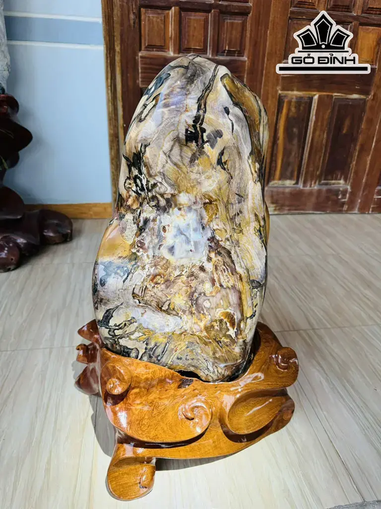 Tác Phẩm Gỗ Hóa Ngọc Đỏ Cao 76 Ngang 33 (cm) 68kg