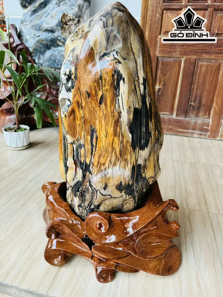 Tác Phẩm Gỗ Hóa Ngọc Đỏ Cao 76 Ngang 33 (cm) 68kg