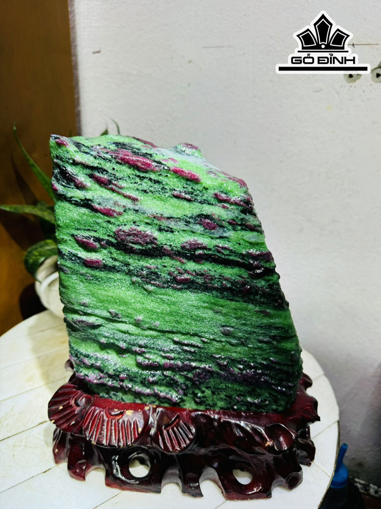 Tác Phẩm Đá Ruby Nam Phi Cao 26 Ngang 20 (cm) 7,2kg