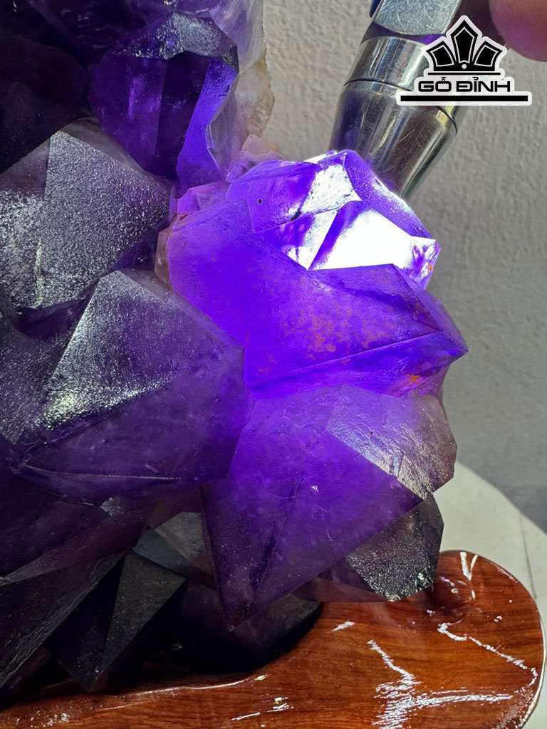 Tác Phẩm Đá Thạch Anh Tím Cao 32 Ngang 17 (cm) 7,8kg