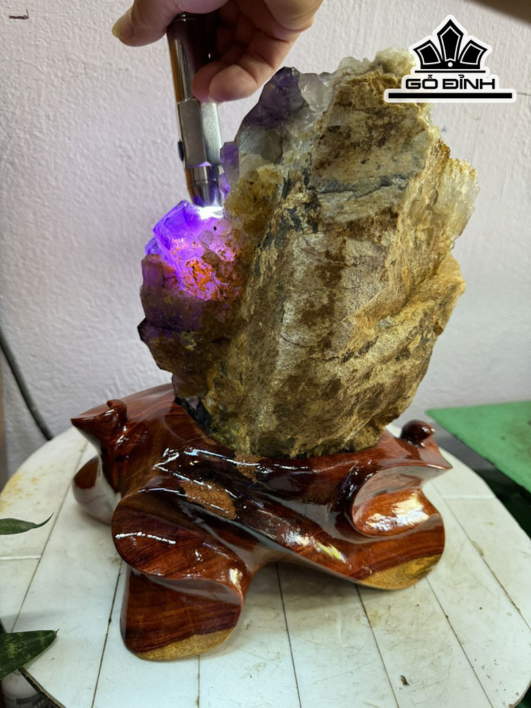 Tác Phẩm Đá Thạch Anh Tím Cao 32 Ngang 17 (cm) 7,8kg