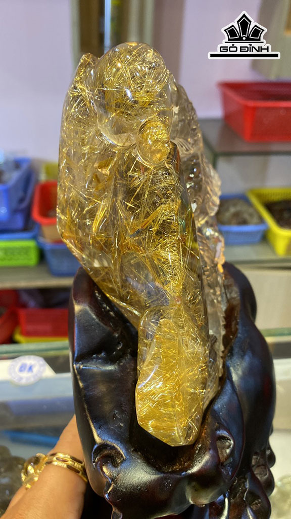 Tác Phẩm Rồng Phi Thiên Đá Thạch Anh Tóc Vàng Cao 260 Ngang 180 Sâu 112 (mm) 1726,8g Riêng Đá Cao 129 Ngang 143,9 Sâu 102 (mm) 1050g
