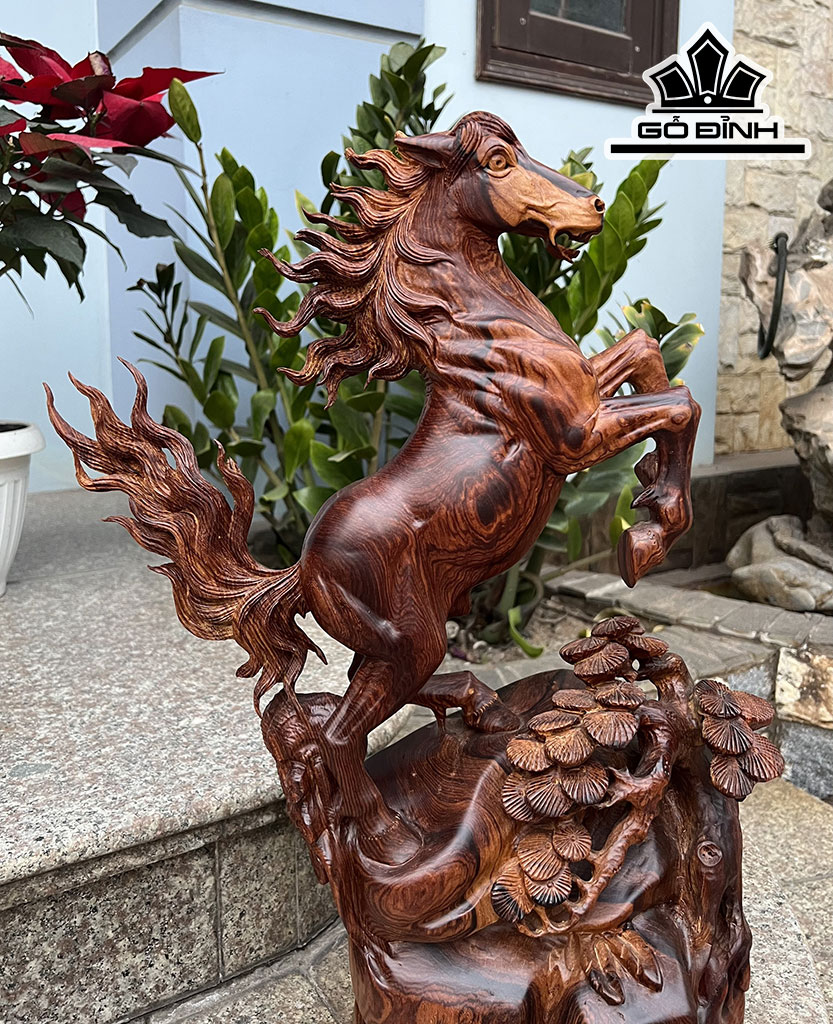 tuong-ngua-phong-thuy-nhat-ma-phi-thien-go-cam-cao-56-ngang-37-sau-22-cm-435545