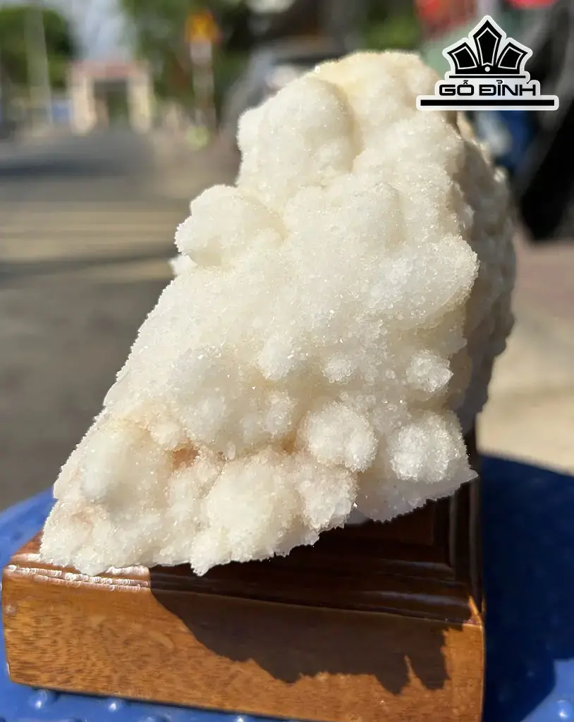 Tác Phẩm Đá Thạch Anh Trắng Bông Tuyết Cao 23 Ngang 13 (cm) 2,4kg