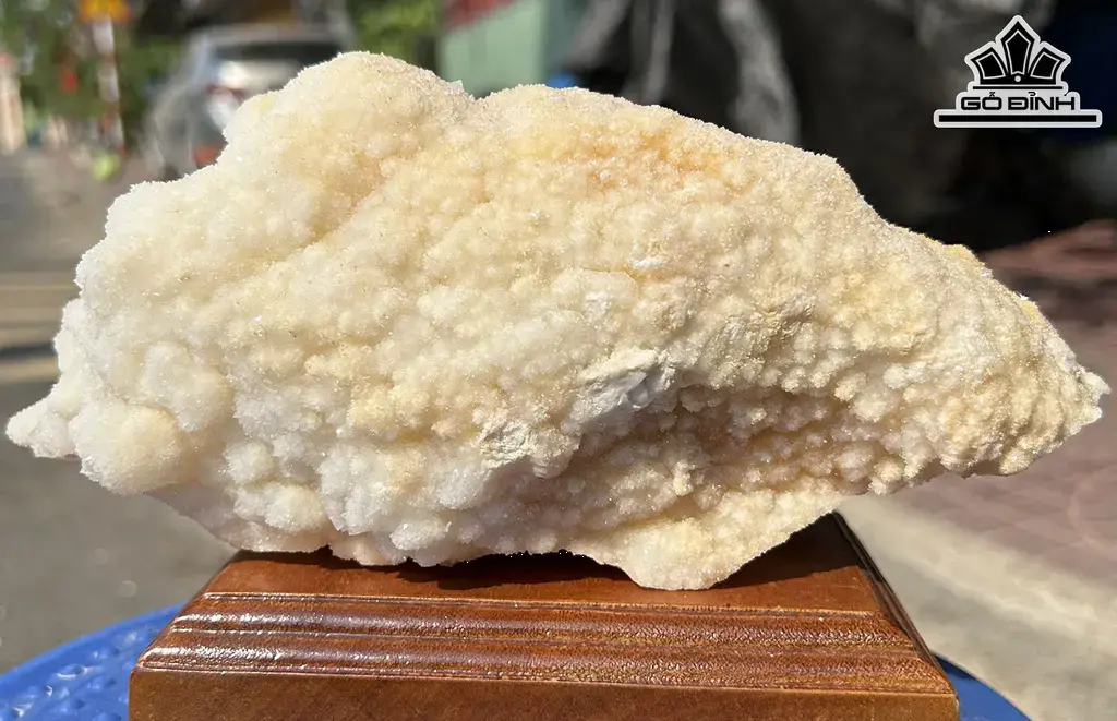 Tác Phẩm Đá Thạch Anh Trắng Bông Tuyết Cao 23 Ngang 13 (cm) 2,4kg