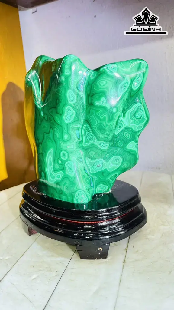 Tác Phẩm Đá Lông Công (Malachite) Cao 20 Ngang 17 (cm) 1,9kg