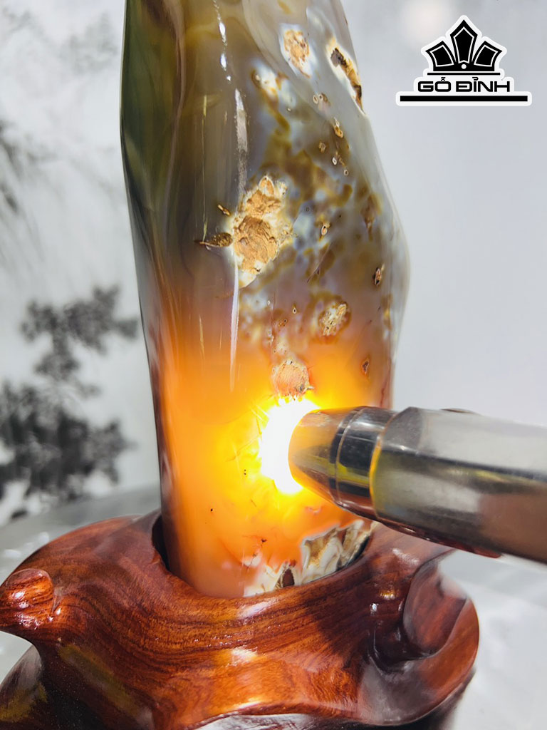 Tác Phẩm Đá Mã Não Cao 23 Ngang 14 (cm) 1,8kg