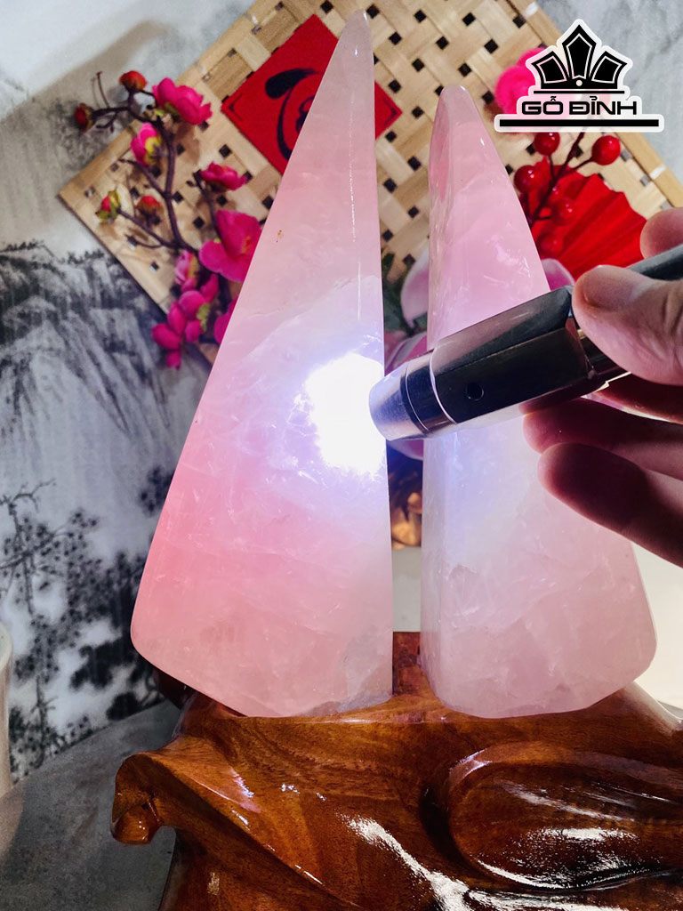 Tác Phẩm Đá Thạch Anh Hồng Cao 28 Ngang 19 (cm) 3,5kg