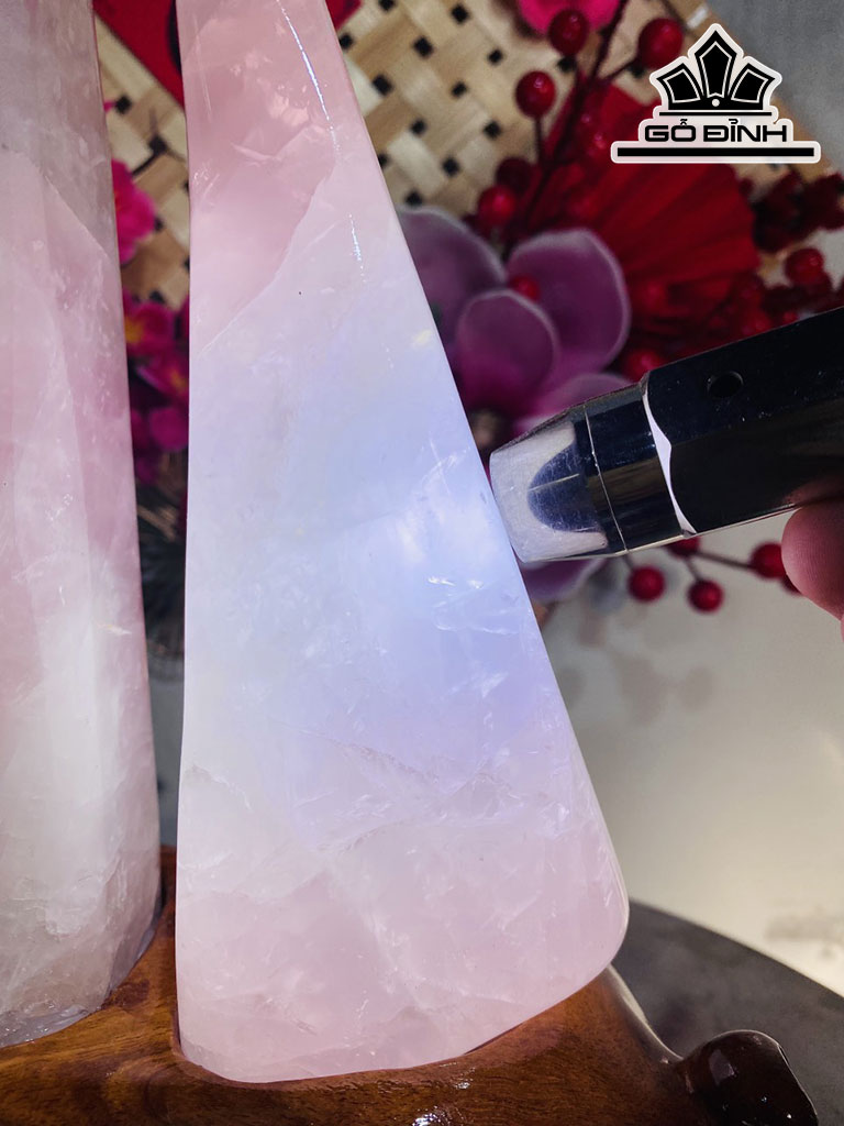 Tác Phẩm Đá Thạch Anh Hồng Cao 28 Ngang 19 (cm) 3,5kg