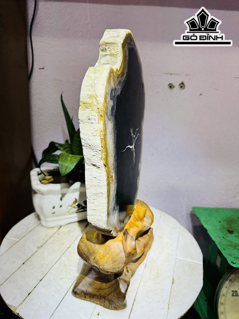 Tác Phẩm Lát Gỗ Hóa Thạch Vân Trắng Đen Cao 38 Ngang 21 Sâu 3 (cm) 4,3kg