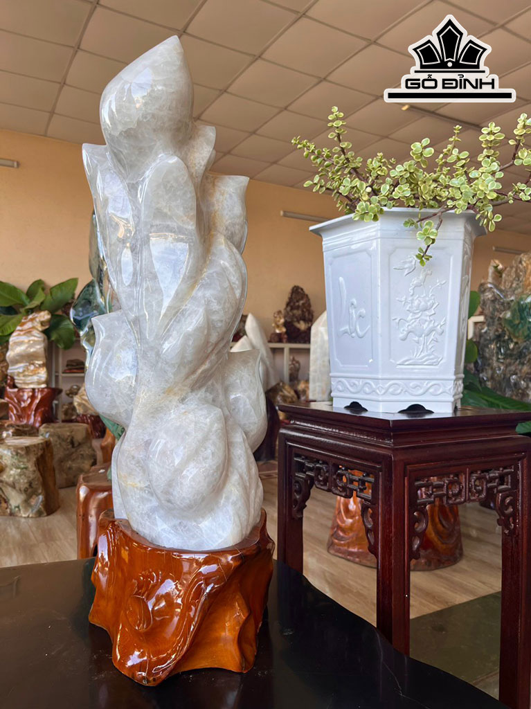 Tác Phẩm Trái Đào Đá Thạch Anh Trắng Cao 66 Ngang 20 Riêng Đá Cao 52 (cm) 25kg