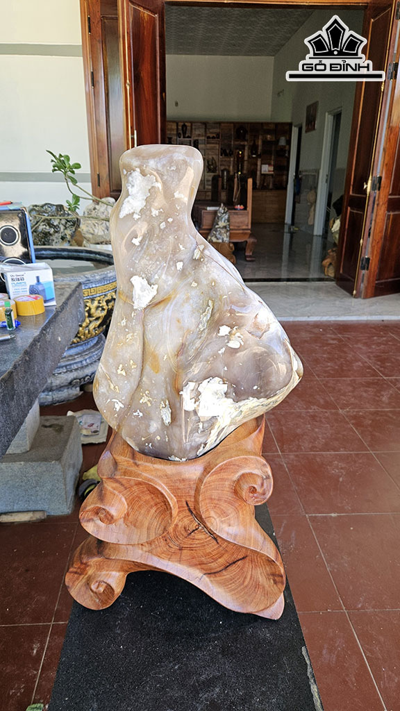 Tác Phẩm Đá Mã Não Cao 76 Ngang 30 (cm) 40kg