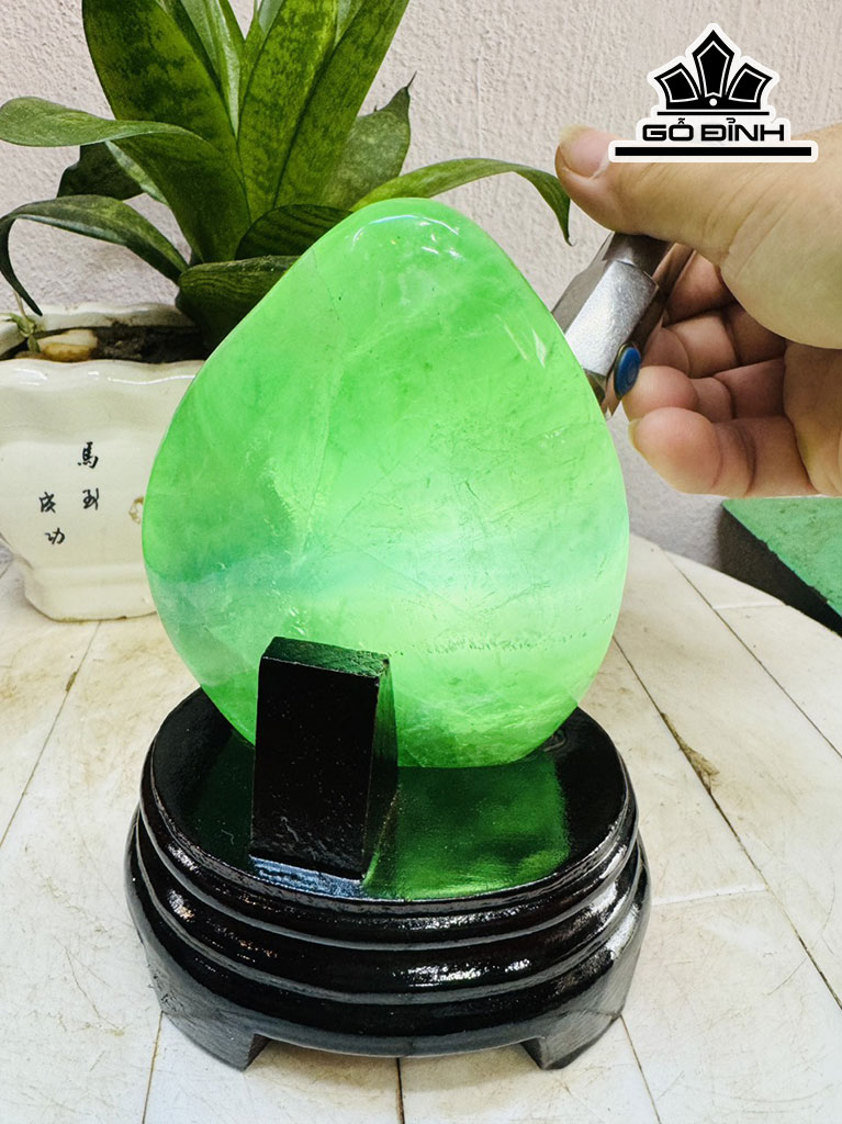 Tác Phẩm Đá Flourite Cao 19 Ngang 10 (cm) 1,5kg