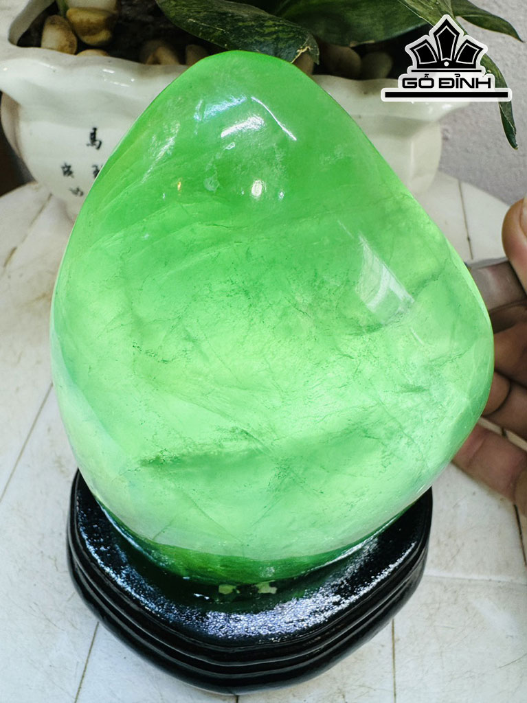 Tác Phẩm Đá Flourite Cao 19 Ngang 10 (cm) 1,5kg