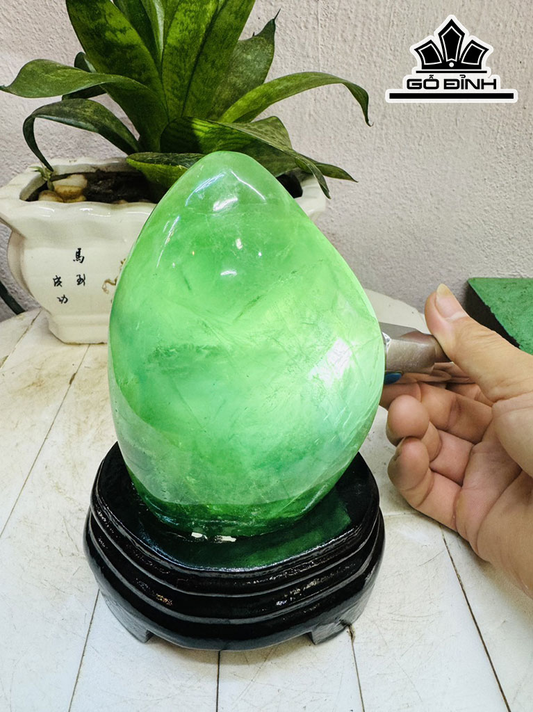 Tác Phẩm Đá Flourite Cao 19 Ngang 10 (cm) 1,5kg