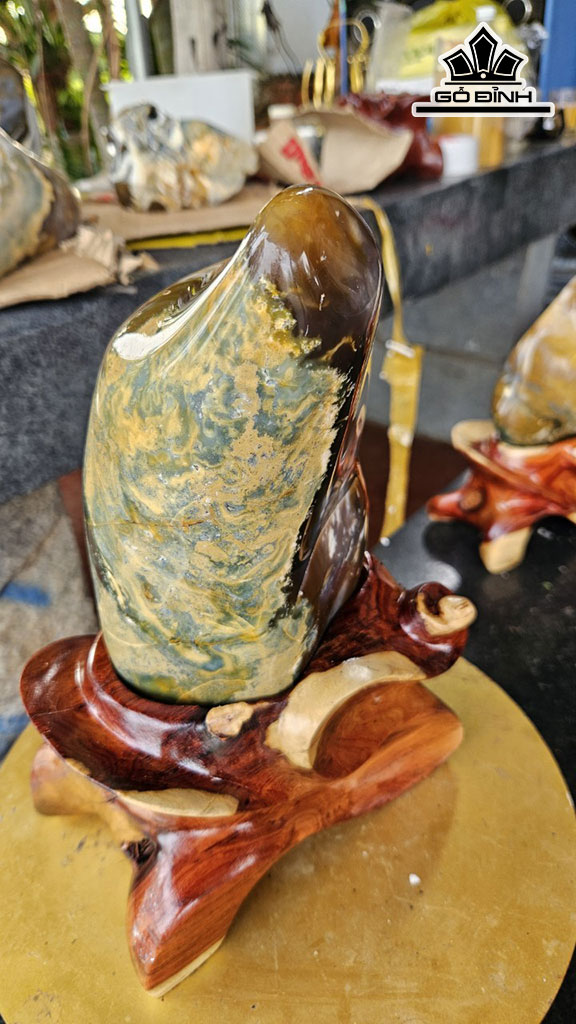 Tác Phẩm Đá Mã Não Cao 29 Ngang 13 (cm) 4,8kg