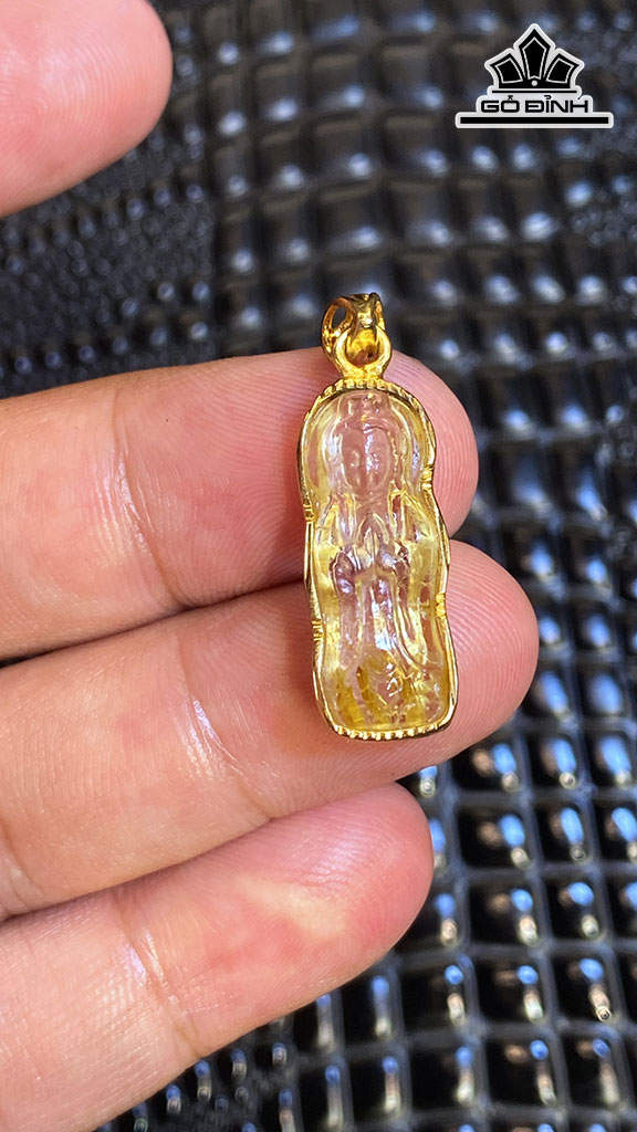 Mặt Dây Chuyền Quan Âm Đá Thạch Anh Tóc Vàng Cao 24 Ngang 10 Sâu 5,8 (mm) 2,8g