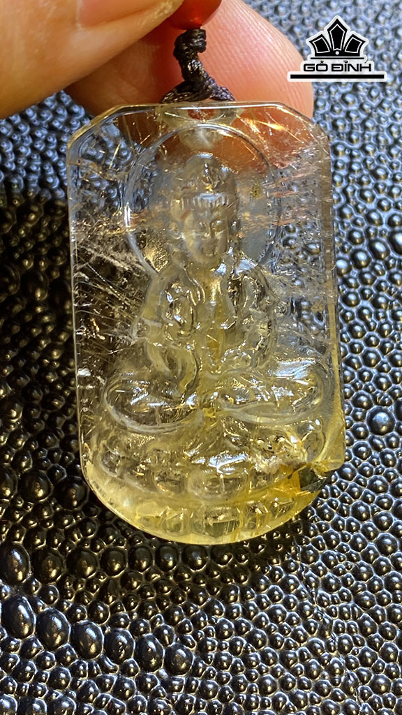 Mặt Dây Chuyền Quan Âm Đá Thạch Anh Tóc Vàng Cao 42,2 Ngang 25,5 Sâu 11,2 (mm) 22,2g