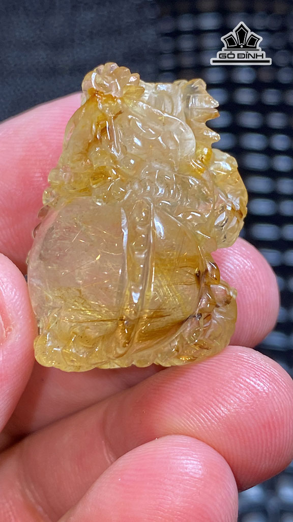 mat-day-chuyen-long-quy-da-thach-anh-toc-vang-cao-325-ngang-236-sau-198-mm-196g-448128