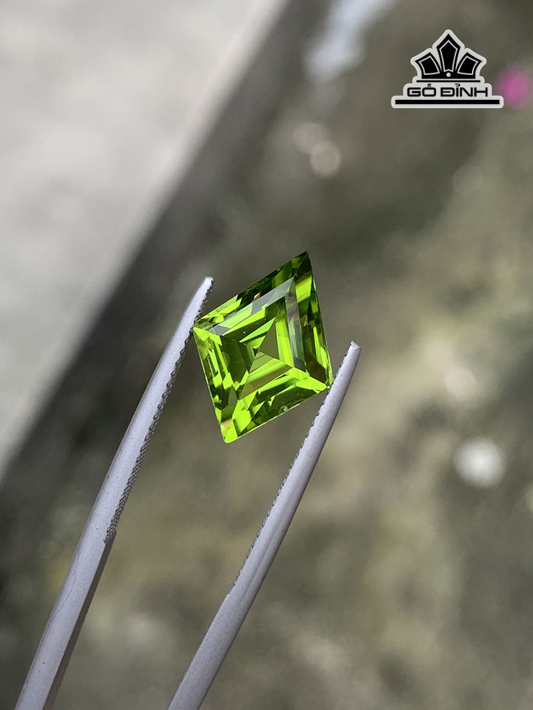 vien-da-peridot-xanh-cao-198-ngang-108-sau-7-mm-555cts-449822