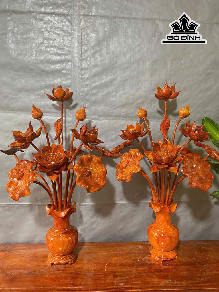 cap-binh-hoa-sen-13-bong-go-huong-do-kich-thuoc-80-50-cm-452153