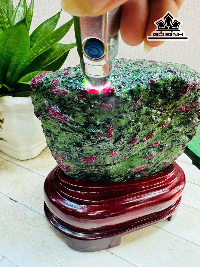 tac-pham-da-ruby-nam-phi-cao-17-ngang-17-cm-47kg-452436