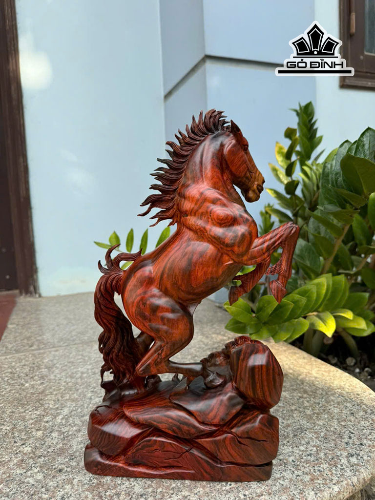 tuong-ngua-phong-thuy-nhat-ma-phi-thien-go-trac-cao-42-ngang-24-sau-12-cm-452472