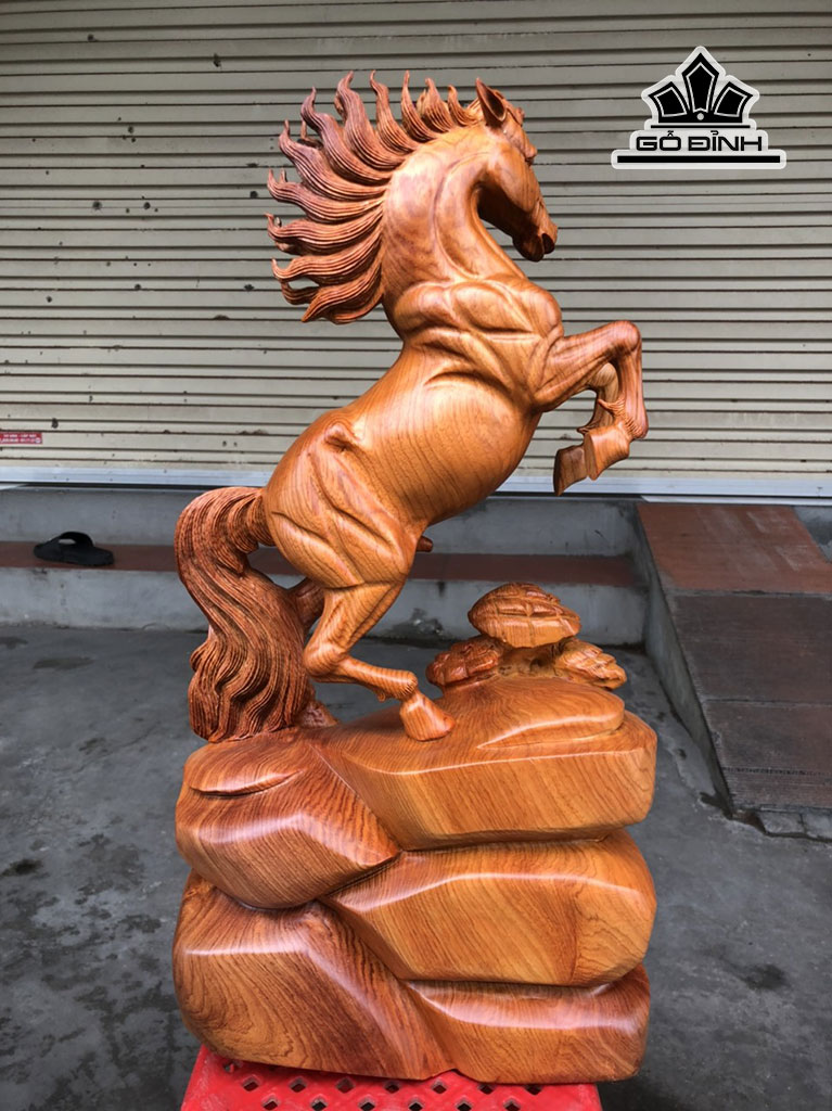 tuong-ngua-phong-thuy-nhat-ma-phi-thien-go-huong-cao-56-ngang-28-sau-14-cm-452685