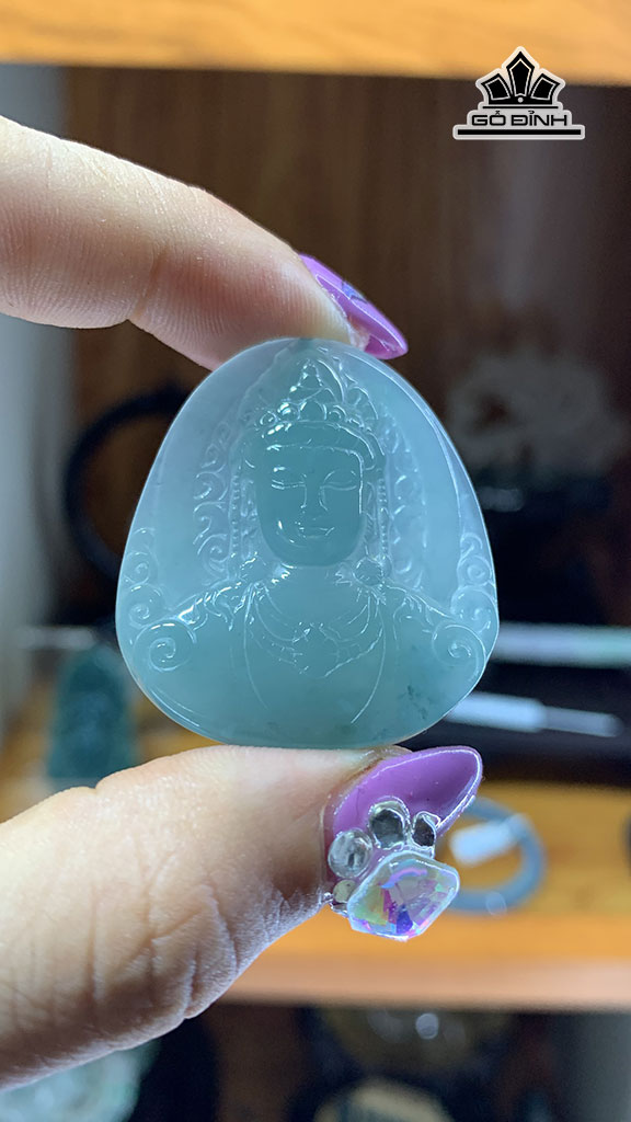 mat-day-quan-am-da-cam-thach-jadeite-a-myama-cao-386-ngang-335-sau-5-mm-115gr-455471