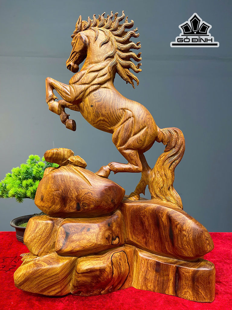 tuong-ngua-phong-thuy-nhat-ma-phi-thien-go-cam-cao-50-ngang-33-sau-20-cm-455621