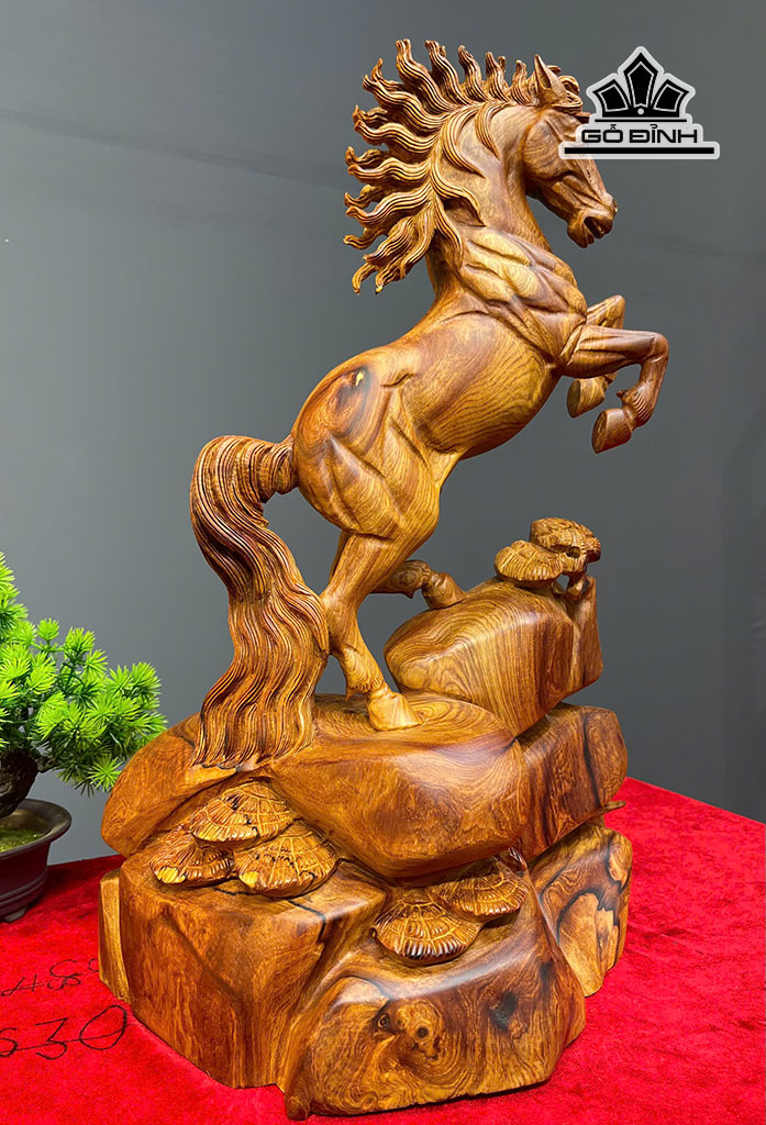 tuong-ngua-phong-thuy-nhat-ma-phi-thien-go-cam-cao-50-ngang-33-sau-20-cm-455622