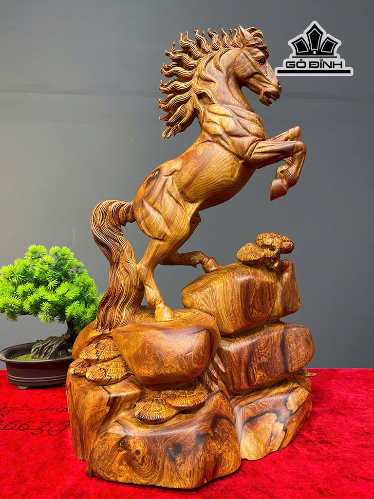 tuong-ngua-phong-thuy-nhat-ma-phi-thien-go-cam-cao-50-ngang-33-sau-20-cm-455623