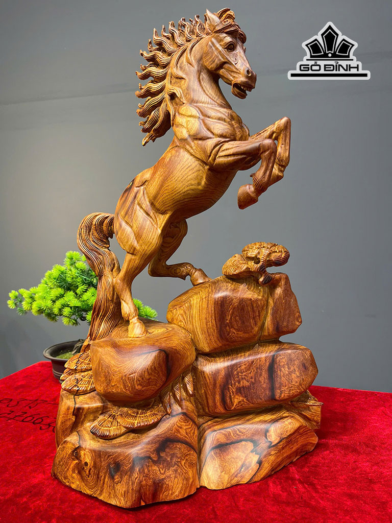 tuong-ngua-phong-thuy-nhat-ma-phi-thien-go-cam-cao-50-ngang-33-sau-20-cm-455624