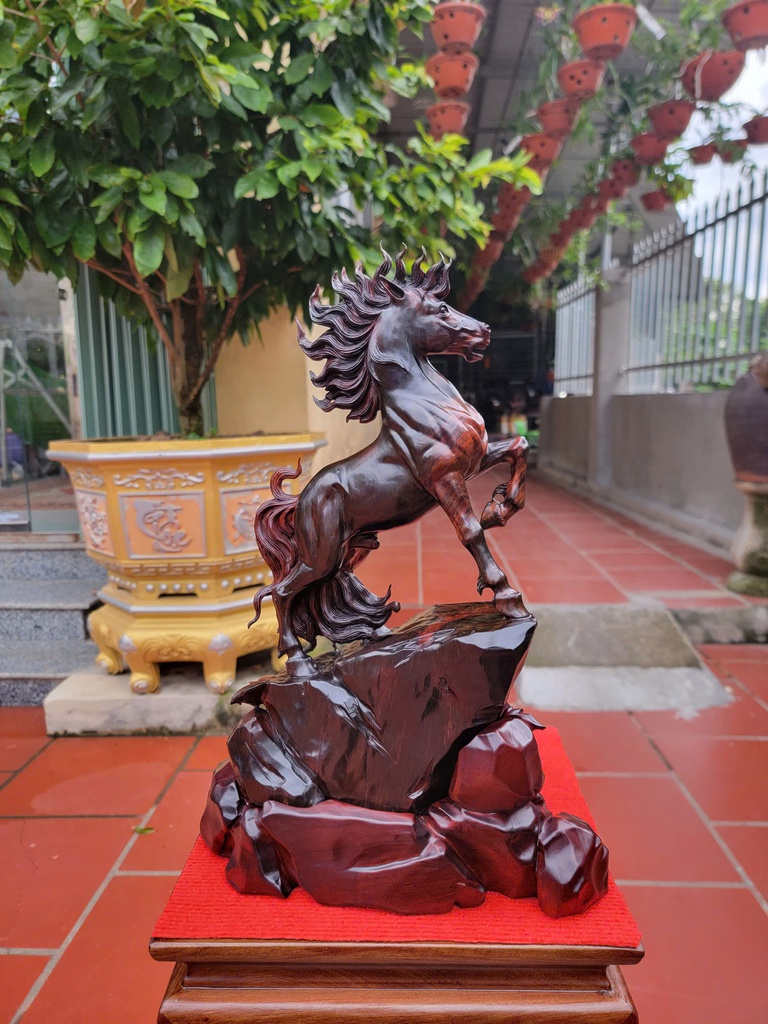 tuong-ngua-phong-thuy-nhat-ma-thong-dong-go-trac-cao-43-ngang-33-sau-20-cm-de-go-huong-468928