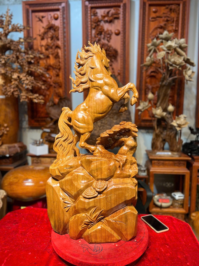 tuong-ngua-phong-thuy-nhat-ma-phi-thien-go-ngoc-am-cao-87-ngang-42-sau-25-cm-470142