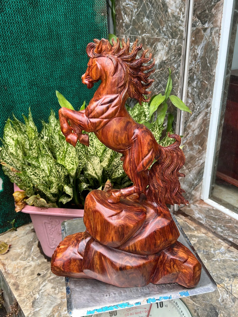 tuong-ngua-phong-thuy-nhat-ma-phi-thien-go-sua-cao-52-ngang-35-sau-22-cm-470806