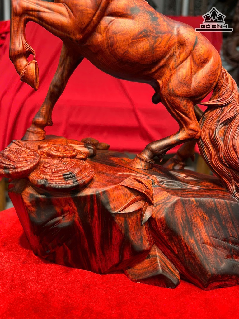 tuong-ngua-phong-thuy-nhat-ma-thong-dong-go-trac-cao-35-ngang-32-sau-18-cm-471484