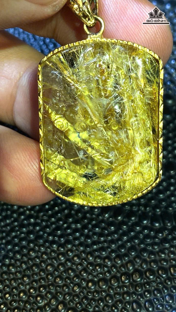 mat-day-hoang-than-tai-bao-thien-da-thach-anh-toc-vang-kich-thuoc-33x24x86-136gr-473183