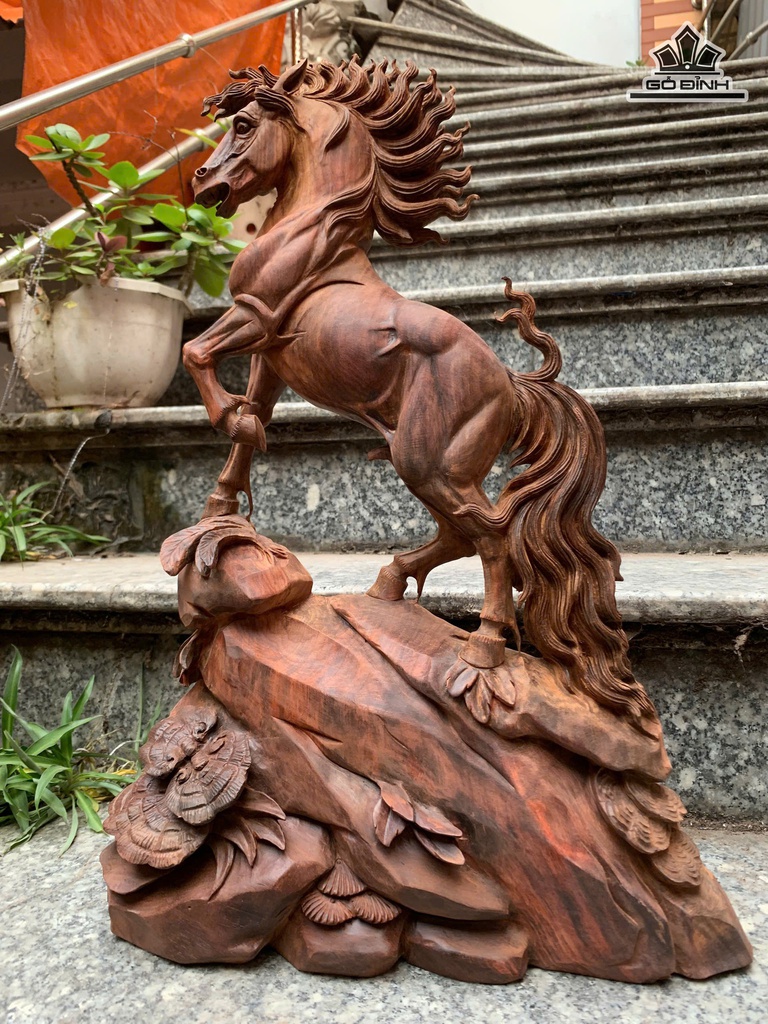 tuong-ngua-phong-thuy-nhat-ma-thong-dong-go-trac-cao-46-ngang-32-sau-10-cm-473423