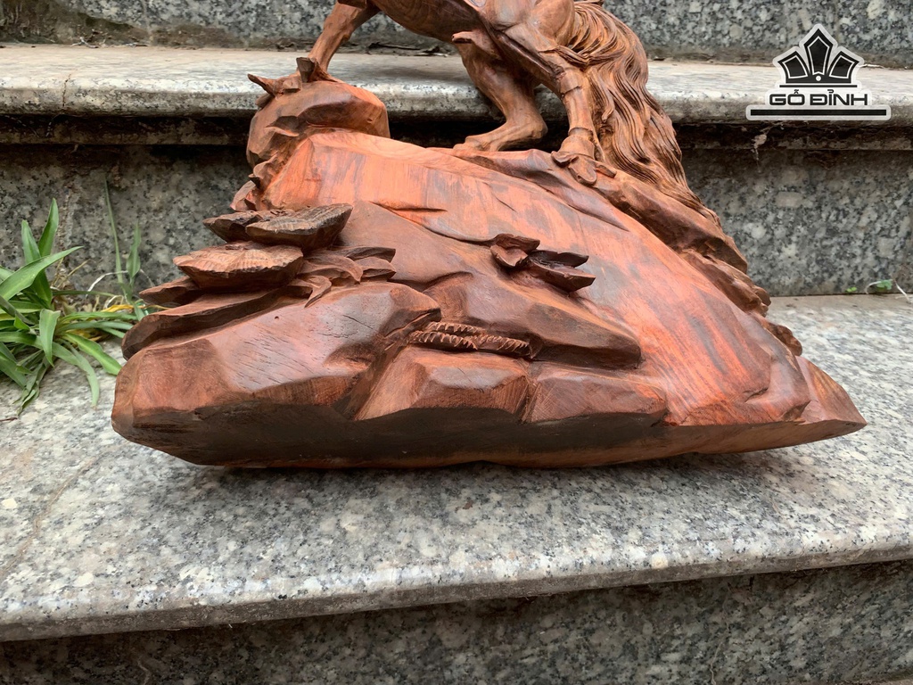 tuong-ngua-phong-thuy-nhat-ma-thong-dong-go-trac-cao-46-ngang-32-sau-10-cm-473427