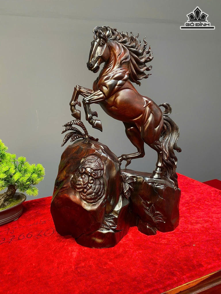 tuong-ngua-phong-thuy-nhat-ma-phi-thien-go-trac-cao-45-ngang-30-sau-15-cm-474808