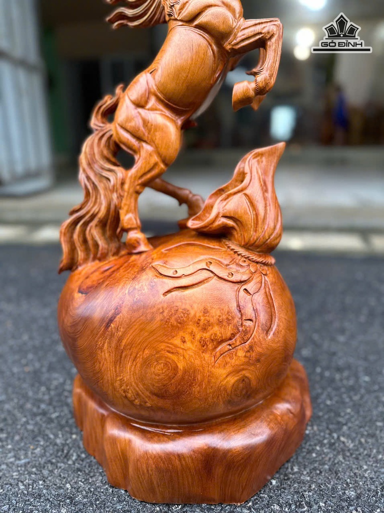 tuong-ngua-phong-thuy-nhat-ma-phi-thien-go-nu-huong-cao-70-ngang-35-sau-30-cm-475090