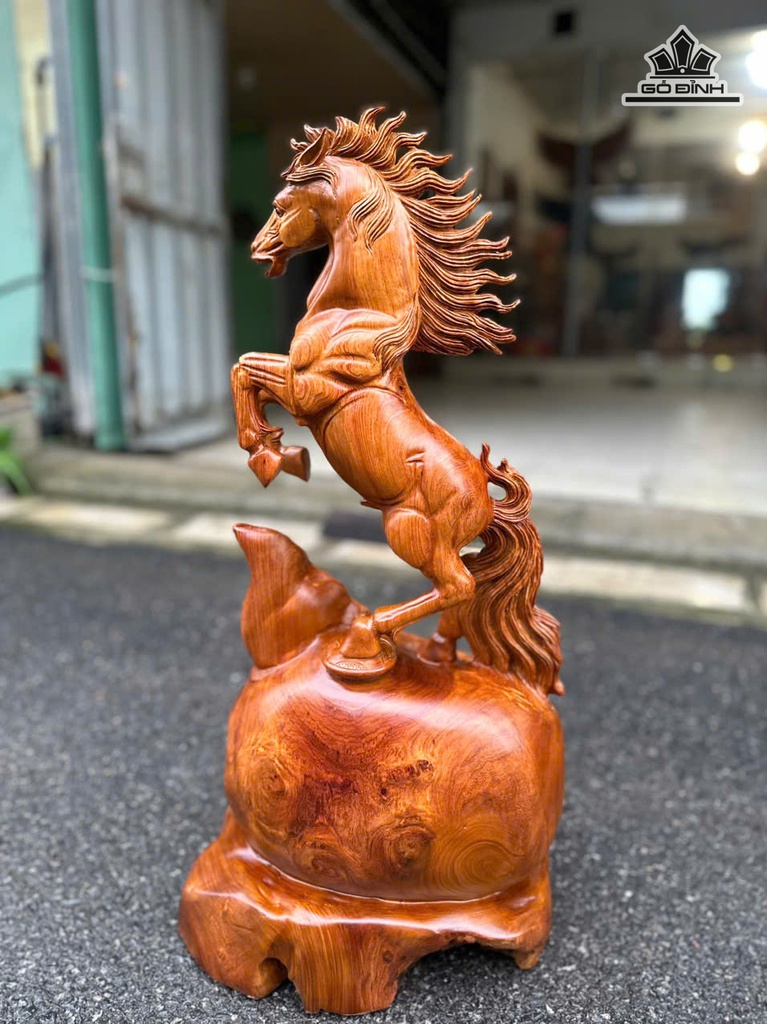 tuong-ngua-phong-thuy-nhat-ma-phi-thien-go-nu-huong-cao-70-ngang-35-sau-30-cm-475092