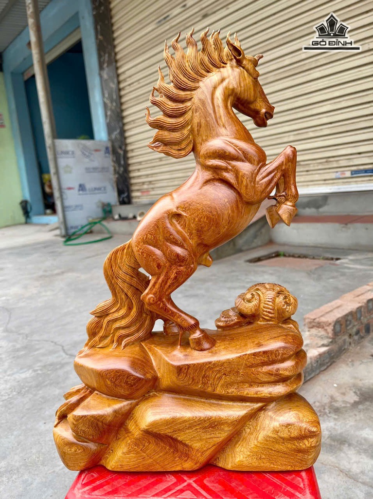 tuong-ngua-phong-thuy-nhat-ma-phi-thien-go-huong-cao-42-ngang-27-sau-11-cm-475169