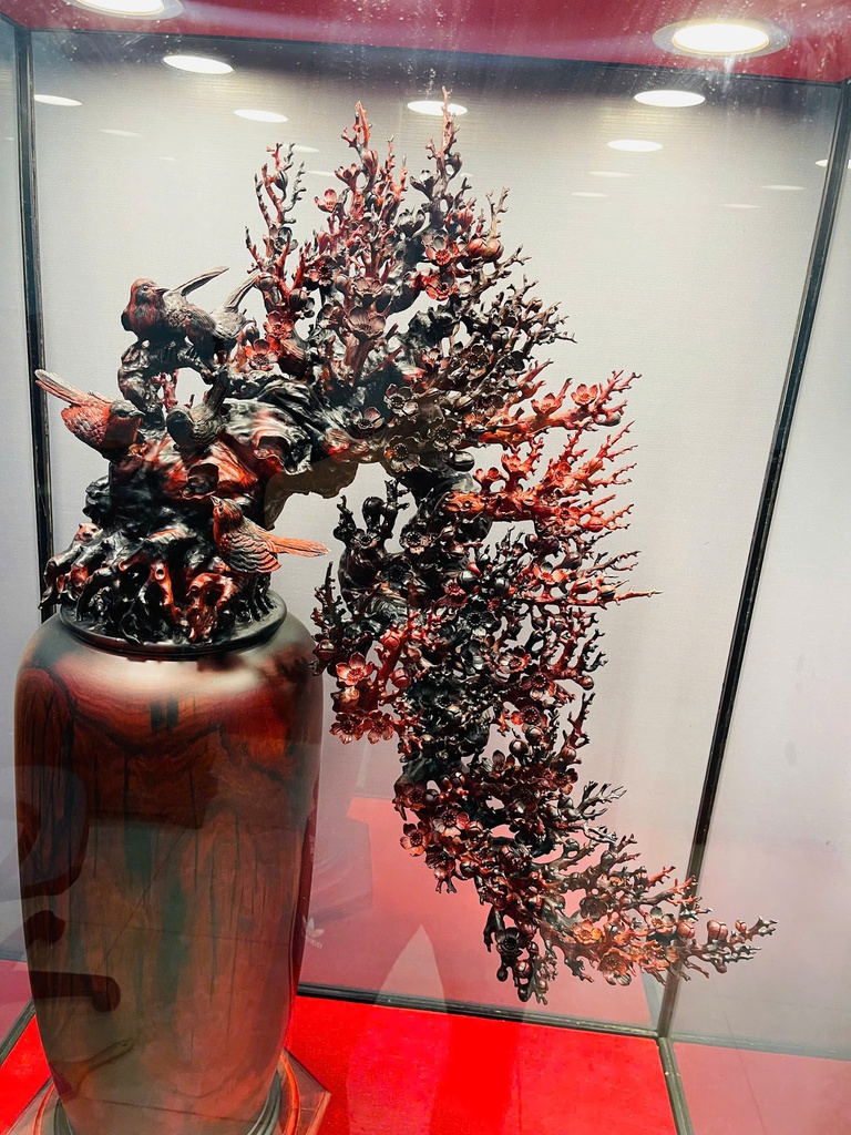 binh-hoa-go-trac-cao-112-ngang-70-sau-35-cm-kem-tu-476358