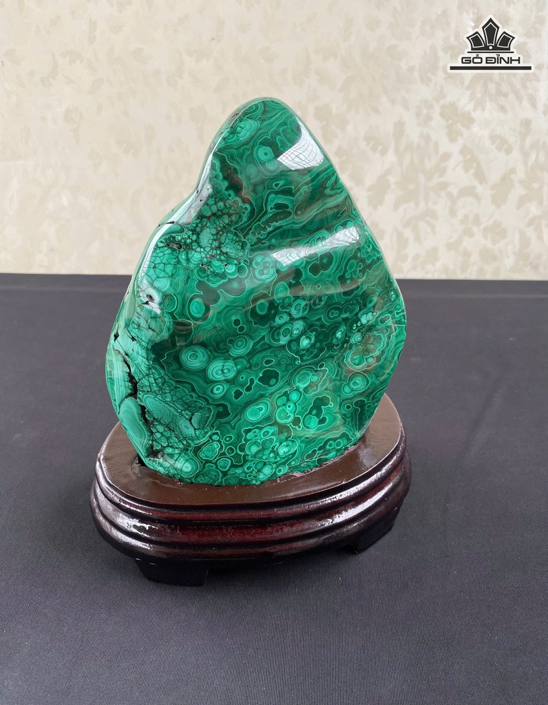 nui-thach-khong-tuoc-malachite-van-mau-doc-dao-245kg-nui-18x145x7cm-len-de-218cm-477066