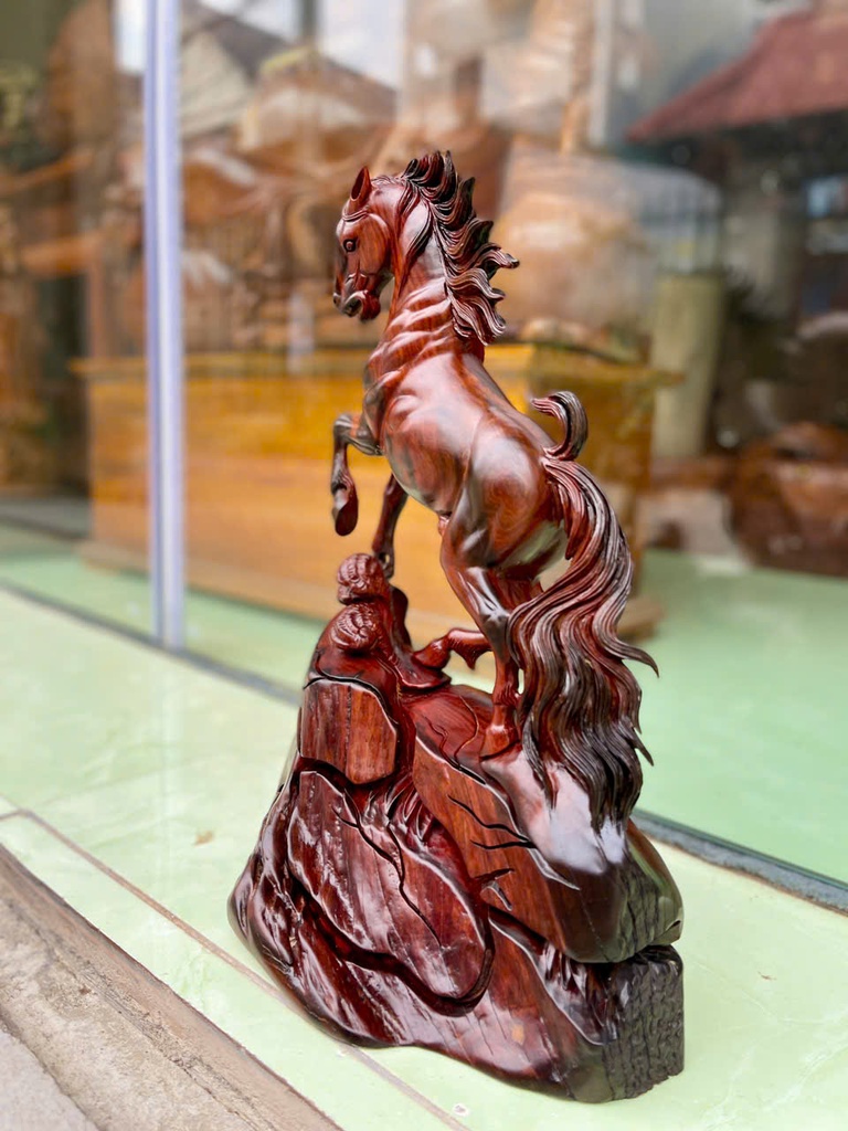 tuong-ngua-phong-thuy-nhat-ma-phi-thien-go-trac-cao-36-ngang-22-sau-11-cm-477324