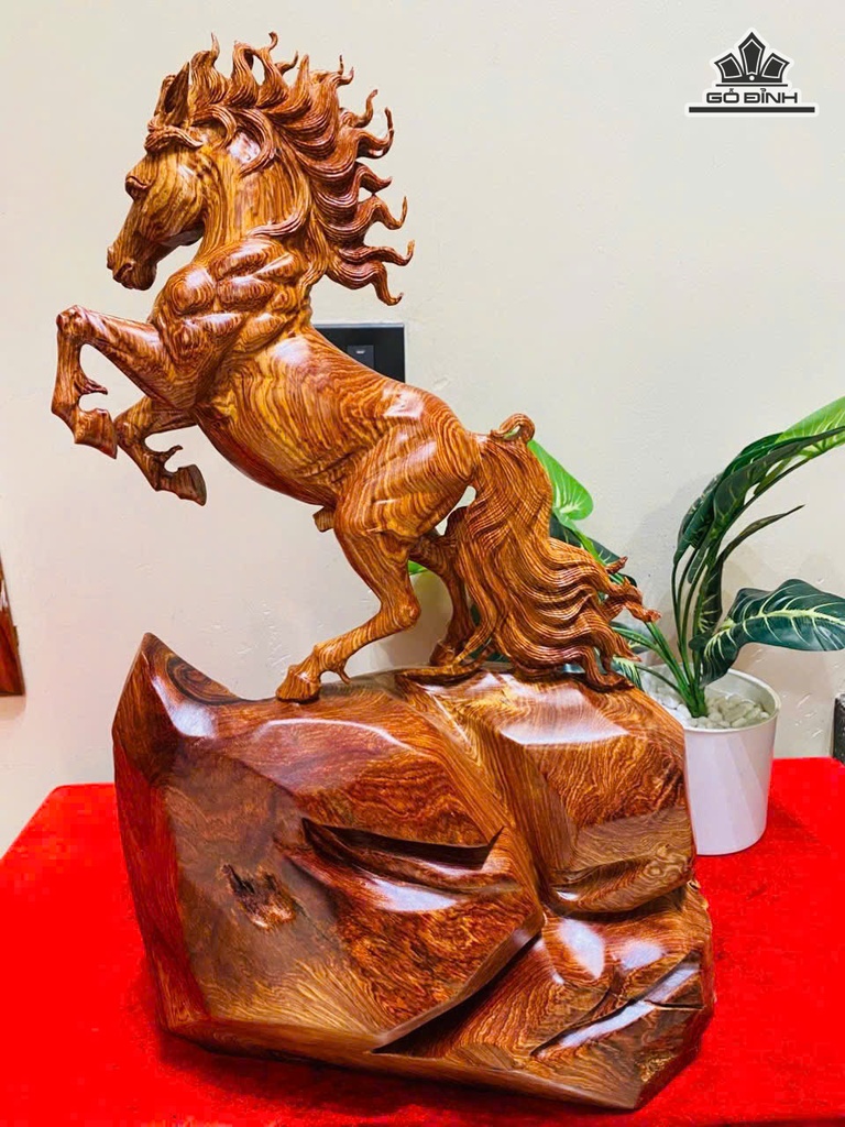 tuong-ngua-phong-thuy-nhat-ma-phi-thien-go-cam-cao-56-ngang-33-sau-19-cm-477635